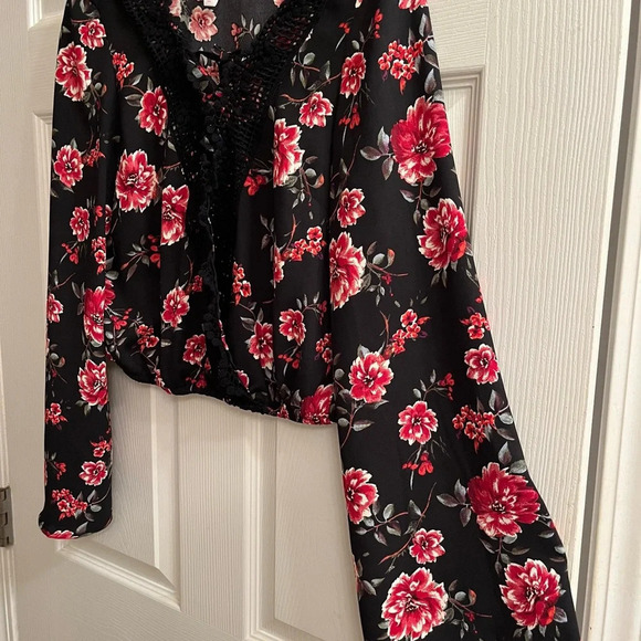 XHILERATION~RED FLORAL BLOUSE~NWOT~SM-M - Picture 3 of 7